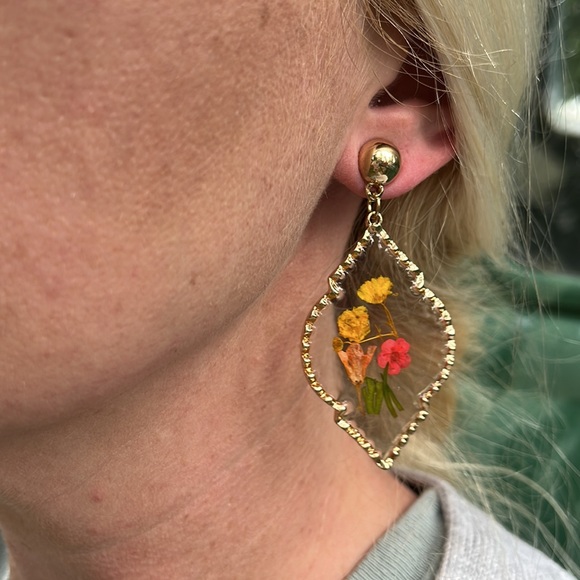 Handmade Real Pressed Dried Flower Botanical Resin
Earrings - Picture 13 of 14